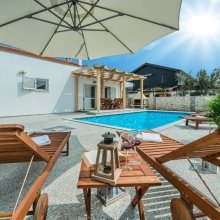 gallery/vla s bazenom